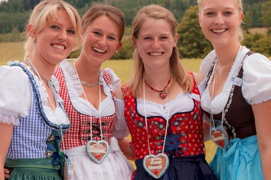 Wie Sieht Ein Traditionelles Kleid Aus?