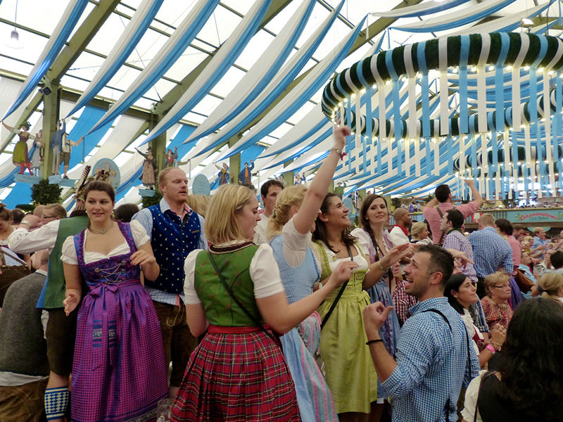 Welche Strümpfe zum Dirndl?