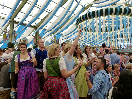 Welche Strümpfe zum Dirndl?