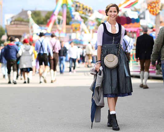 Wie Trägt Man die Schleife am Dirndl?